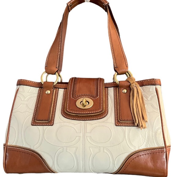 Elegant Coach Leather Handbag - Picture 2 of 6